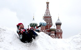 24h qua ảnh: Em bé chơi đùa trên đống tuyết ở Quảng trường Đỏ