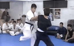 Đánh kiểu “võ say”, môn đồ Túy quyền bị đá bầm dập bởi cao thủ karate