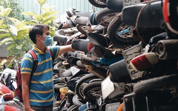 Cận cảnh hàng trăm xe máy bị chủ nhân "bỏ rơi", chất cao như núi ở bến xe lớn nhất Sài Gòn