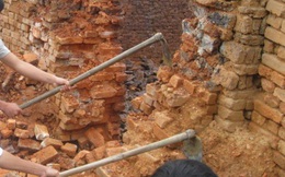 Mìn phát nổ trong lò gạch, 2 người thương vong