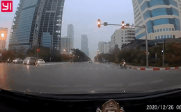 CLIP: Lao như gió qua cột đèn đỏ, nam bảo vệ "đứng tim" 2 lần, pha cuối suýt nằm dưới bánh xe máy