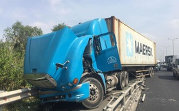 Xe container ‘đại náo’ trên cao tốc, người đi đường bị một phen khiếp vía