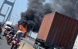 Cháy xe đầu kéo trên cầu Phú Mỹ, giao thông ùn ứ