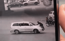 Lái xe taxi nhảy lên nắp capo, nữ tài xế vẫn cho ô tô chạy băng băng trên phố Hà Nội: "Chị đang bận"