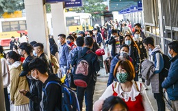 Nghỉ Tết Dương lịch: Các ngả đường Hà Nội tắc đường kinh hoàng, Sài Gòn các bến xe vắng vẻ