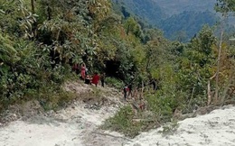 Xe tải lao xuống vực sâu 50m khiến 2 người thương vong tại Sơn La