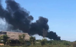 Cháy kho phế liệu ở Đồng Nai, cột khói bốc cao hàng chục mét