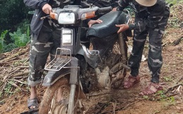 Nhóm lâm tặc đập nát xe máy của tổ bảo vệ rừng để dằn mặt