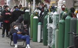 24h qua ảnh: Người dân mệt mỏi xếp hàng mua oxy giữa dịch Covid-19