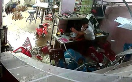 Báo Anh đăng video về cậu bé Việt Nam may mắn thoát chết khi mái nhà sập