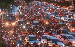 Người Sài Gòn chôn chân trong mưa lớn, ô tô, xe máy không nhúc nhích, giao thông hỗn loạn