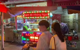 Hàng bánh mì với dòng quảng cáo “bánh mì dở...” tưởng chừng vô lý nhưng lại khiến người mua không thể nào chối cãi!