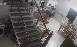 CLIP: Bé gái đẩy em xuống cầu thang khiến mẹ đang làm bếp hốt hoảng chạy ra cứu