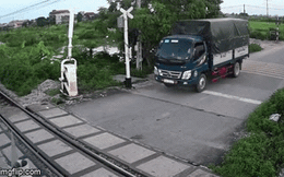 Tài xế xe tải đâm gãy thanh chắn tàu, hành động sau đó của thanh niên chạy xe đạp điện gây chú ý hơn cả