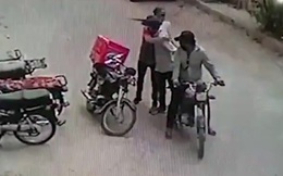 Vụ cướp kì quặc: Thấy nạn nhân khóc liền trả lại tiền, sau đó ôm ấp bắt tay để an ủi
