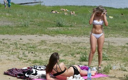 7 ngày qua ảnh: Các cô gái Nga tắm nắng trên bờ sông Yenisei