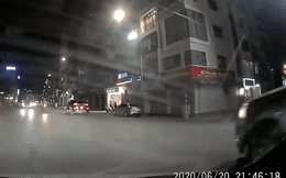 CLIP: Xe máy phóng tốc độ "bàn thờ" lao vào xe bán tải, người đăng clip bất ngờ bị chỉ trích