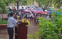 Thầy hiệu trưởng đứng giữa trời mưa phát biểu trong tiết chào cờ cuối cùng của học sinh cuối cấp: 12 năm đi học sắp hết thật rồi sao?