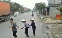 Ô tô lao đi vun vút khiến 2 cụ già chẳng thể qua đường, hành động kịp thời của bác tài xế khiến nhiều người cảm thấy ấm lòng