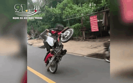 CLIP: "Cao hứng" bốc đầu xe máy chơi ngông, thanh niên nhận cái kết nằm lên chậu cây