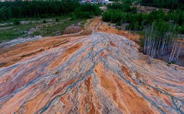 Nhiếp ảnh gia người Nga chụp lại bức ảnh rất đẹp nhưng đau lòng: Dòng sông hóa da cam vì hóa chất