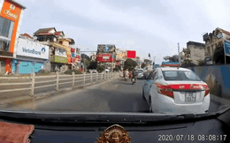 CLIP: Bị taxi tạt đầu gây hấn, xe con tăng tốc và pha "mèo vờn chuột" gay cấn như phim hành động