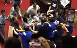 Nghị sĩ Đài Loan đấm đá, ném bóng nước vào nhau trong cuộc họp Quốc hội