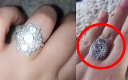 Khoe nhẫn đính hôn, cô nàng băn khoăn vì nó trông giống cột đèn tín hiệu giao thông nhưng sức tưởng tượng của dân mạng còn phong phú hơn