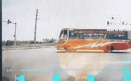 CLIP: Khoảnh khắc xe container đâm lật xe khách khiến 2 người tử vong giữa trưa