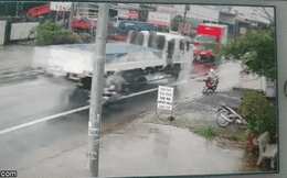 Clip: Cú đâm kinh hoàng giữa 2 xe tải, hình ảnh đứa bé bên đường khiến tất cả "đứng tim"