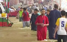 Thành phố lớn nhất Pakistan ngập sâu do mưa bão, 8 người chết
