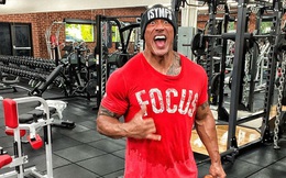 The Rock khoe cơ bắp cuồn cuộn trong phòng tập, nhiều fan choáng khi thấy cặp giò "trông như đá" của cựu đô vật nổi tiếng
