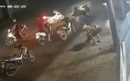 Cầm mã tấu đập phá quán nhậu, chém người bị thương