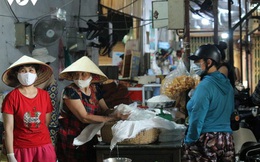 Ảnh: Người Hà Nội đeo khẩu trang đi chợ tuân thủ phòng chống Covid-19