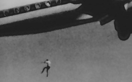 Bức hình một cậu bé 14 tuổi rơi ra khỏi máy bay gây ám ảnh người xem và câu chuyện phía sau khiến ai cũng giật mình