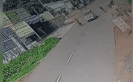 Ô tô đột ngột bẻ lái, đâm người phụ nữ bất tỉnh rồi bỏ chạy, tài xế bị bắt sau hơn 20 km truy đuổi