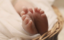 Gửi con gái 10 tháng tuổi ở nhà người trông trẻ, bố mẹ bất ngờ nhận được cuộc gọi thông báo con đã bất tỉnh
