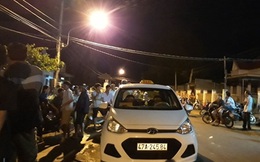 Mang lồng chim đi taxi, khách bị tài xế rút dao đâm nhập viện