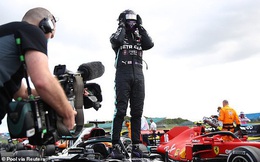 Đua xe F1: Nổ lốp ở vòng đua cuối, Lewis Hamilton vẫn về nhất tại Silverstone