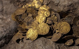 Phát hiện kho báu tiền vàng niên đại hơn 1.000 năm