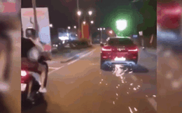 CLIP: Nữ tài xế xe BMW đạp ga "điên cuồng", tóe lửa bị dàn xe máy rượt đuổi ở Sài Gòn