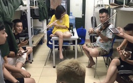 Xem sinh viên Âm nhạc học quân sự mà phát ham: Chơi nhạc giờ giải lao cứ ngỡ đang đi xem concert