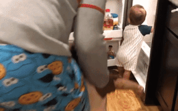 Clip: Một mình trông 3 đứa con, ông bố chật vật đến nỗi loay hoay mãi vẫn không thể đóng được cửa tủ lạnh
