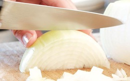 Mẹo thái hành siêu tốc mà không bị "bỗng dưng muốn khóc" - hóa ra lại đơn giản đến thế!