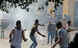 10.000 người biểu tình Lebanon giận dữ, xông vào chiếm đóng, đấp phá tòa nhà các bộ