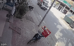 Clip: Đâm trực diện xe khách, nam sinh bị hất văng xa vài mét, tử vong tại chỗ