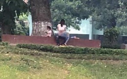 Cặp đôi thản nhiên làm hành động "nhạy cảm" trong công viên Thủ Lệ, mặc cho trẻ nhỏ ngồi chơi ngay bên cạnh
