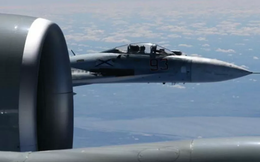 Clip: Tiêm kích Su-27 của Nga đụng độ máy bay Mỹ trên biển