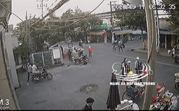 Clip: Người sang đường bị xe máy tông hất văng lên cao, sự chần chừ trong tích tắc gây tranh cãi