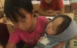 Nữ sinh lớp 5 ở vùng cao Lai Châu vừa học bài vừa bế em: Bố mẹ đi nương nên phải mang em đến lớp!